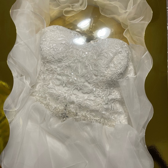 Wedding gown - Picture 4 of 4